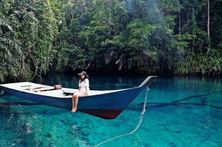 Menikmati Indahnya Danau Labuan Cermin di Kalimantan. Surga Dua Rasa yang Memanjakan Mata! 5