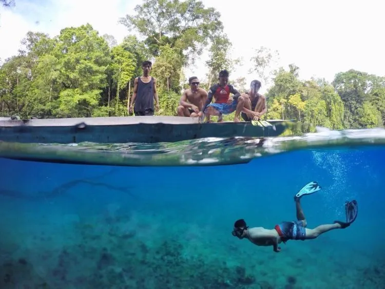 Menikmati Indahnya Danau Labuan Cermin di Kalimantan. Surga Dua Rasa yang Memanjakan Mata! 8