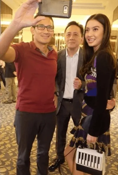 Foto Raline Shah dan Triawan Munaf Ini Jadi Tebak-Tebakan Buat Netizen, Penampakan Tangan Siapa Itu? 2