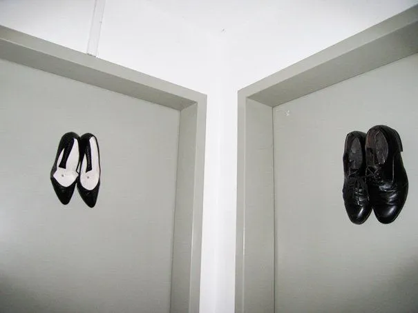 20 Tanda Toilet Paling Kreatif di Dunia. Ada yang Lucu, Ada Juga yang Nyindir Cewek Banget 25