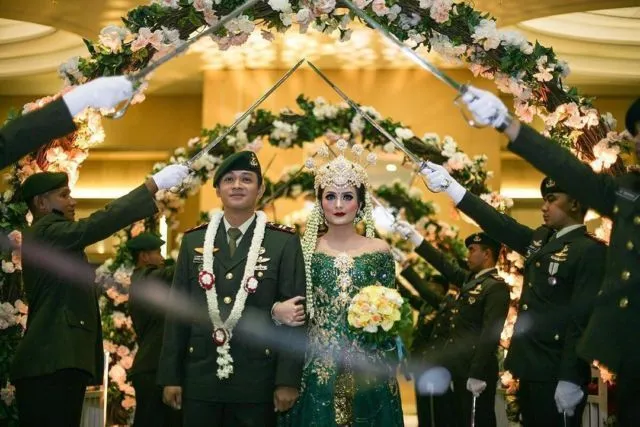 15 Foto Inspirasi Pernikahan Pedang Pora, Tak Bingung Lagi Paduan Warna Busananya 17