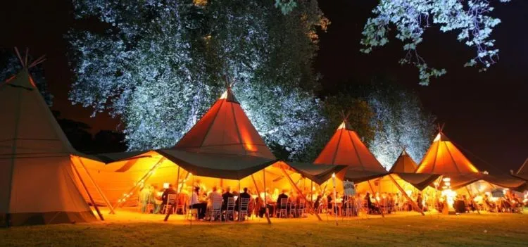 20 Inspirasi Tenda Resepsi yang Cantik dan Berkesan Mewah, Meskipun Disewa dengan Harga Murah 28