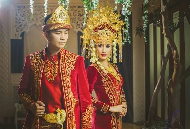 Meski Berat dan Bikin Pusing, 9 Mahkota Pengantin Adat ini Memang Bikin Anggun dan Elegan 15