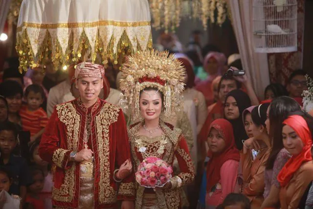 Meski Berat dan Bikin Pusing, 9 Mahkota Pengantin Adat ini Memang Bikin Anggun dan Elegan 18