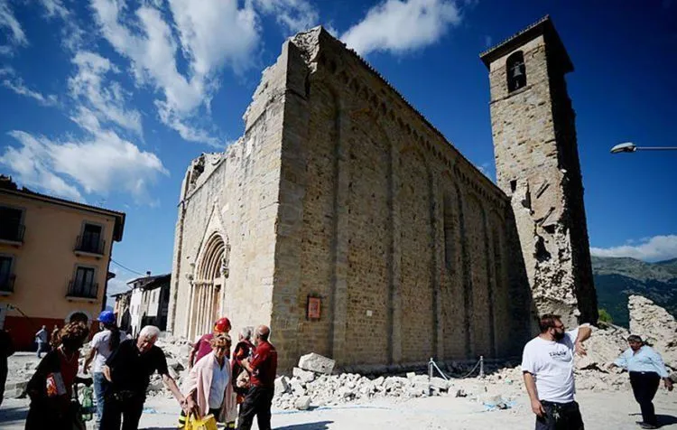 Deretan Foto Dahsyatnya Kerusakan Tempat Bersejarah Akibat Gempa di Italia. Dunia Pun Berduka! 13