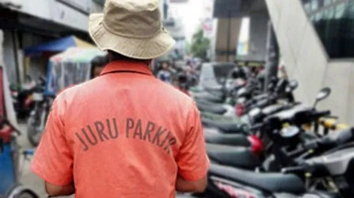 Tipe-tipe Tukang Parkir yang Ada di Indonesia. Kamu Pasti Hafal Banget Sama Tingkah Laku Mereka! 12