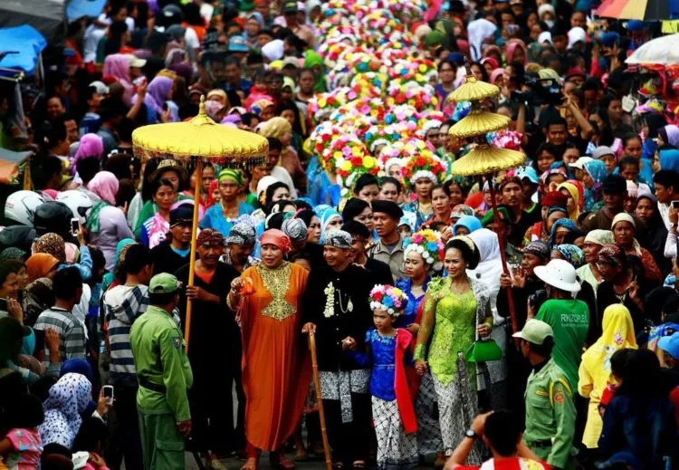 8 Tradisi Unik yang Bisa Bikin Ketemu dengan Jodoh, Kamu yang Jomblo Jangan Sampe Nggak Ikutan! 10