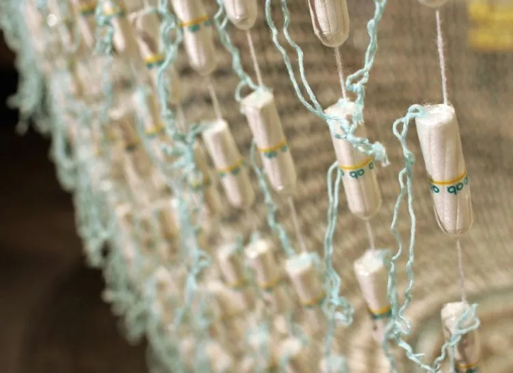 8 Ide 'Gila' Menyulap Pembalut dan Tampon Jadi Benda-benda yang Nggak Biasa 24