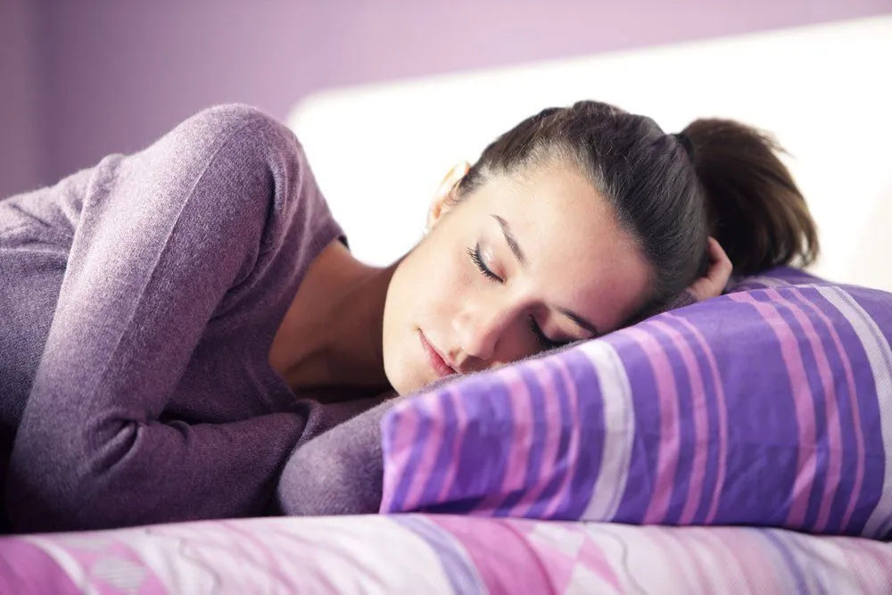 Ternyata Posisi Tidur Miring ke Kiri Itu Dianjurkan. 10 Manfaat Ini yang Akan Kamu Dapatkan