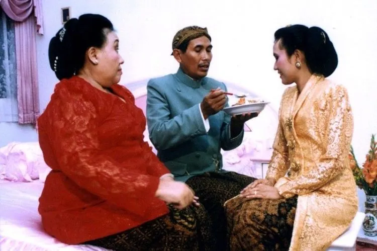 Pernikahan Adat: Jangan Mengaku Gadis Jawa Kalau Kamu Tak Tahu Acara Malam Midodareni! 14