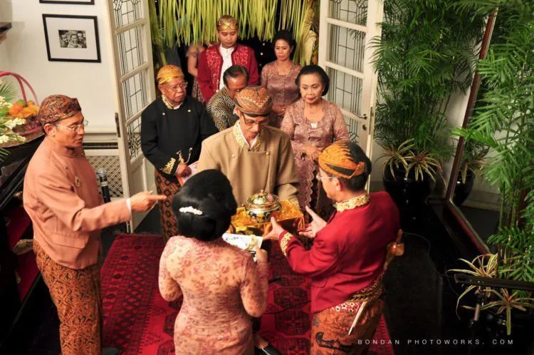 Pernikahan Adat: Jangan Mengaku Gadis Jawa Kalau Kamu Tak Tahu Acara Malam Midodareni! 16