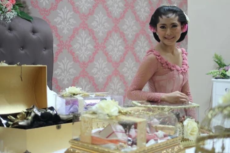 Pernikahan Adat: Jangan Mengaku Gadis Jawa Kalau Kamu Tak Tahu Acara Malam Midodareni! 13