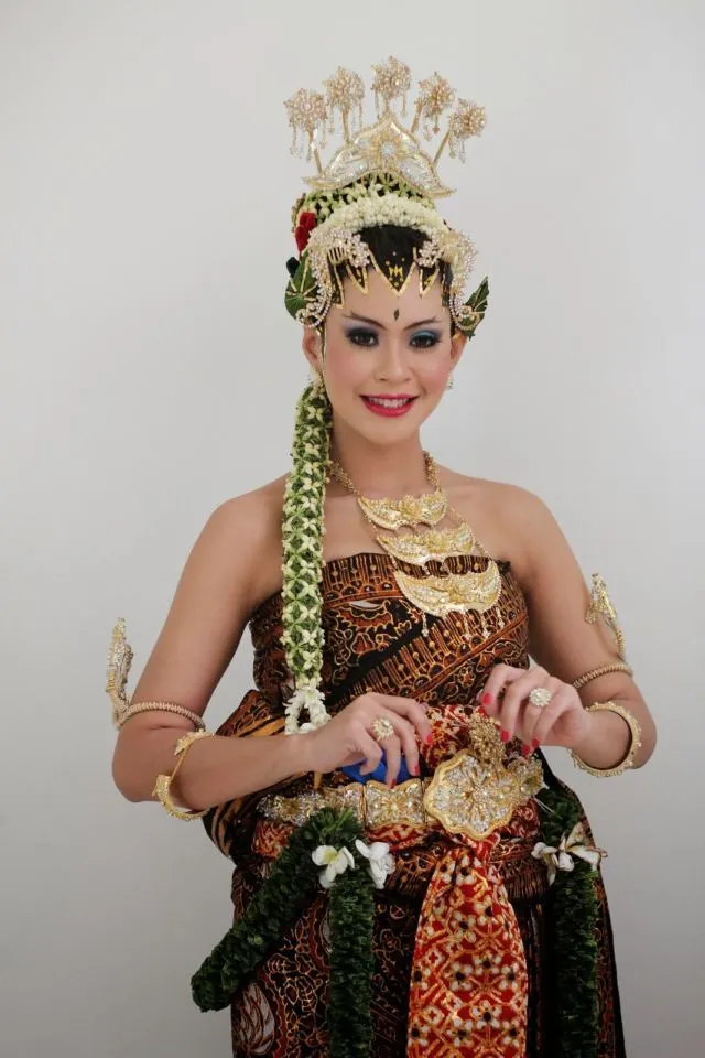 Meski Berat dan Bikin Pusing, 9 Mahkota Pengantin Adat ini Memang Bikin Anggun dan Elegan 10