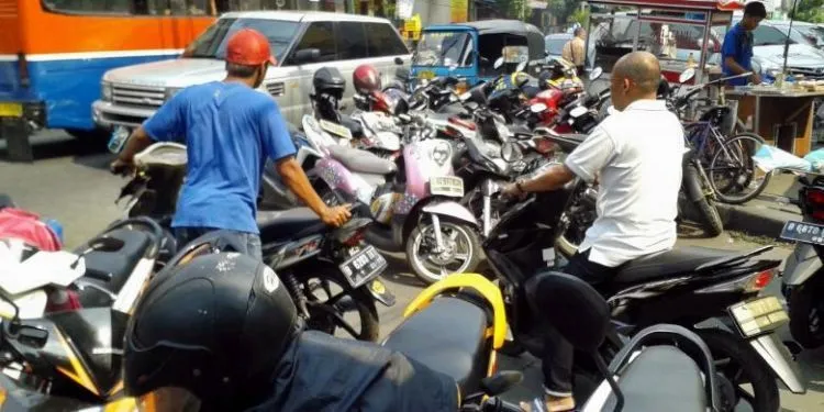 Tipe-tipe Tukang Parkir yang Ada di Indonesia. Kamu Pasti Hafal Banget Sama Tingkah Laku Mereka! 11