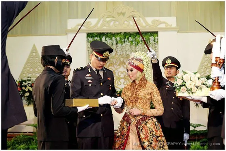 15 Foto Inspirasi Pernikahan Pedang Pora, Tak Bingung Lagi Paduan Warna Busananya 24