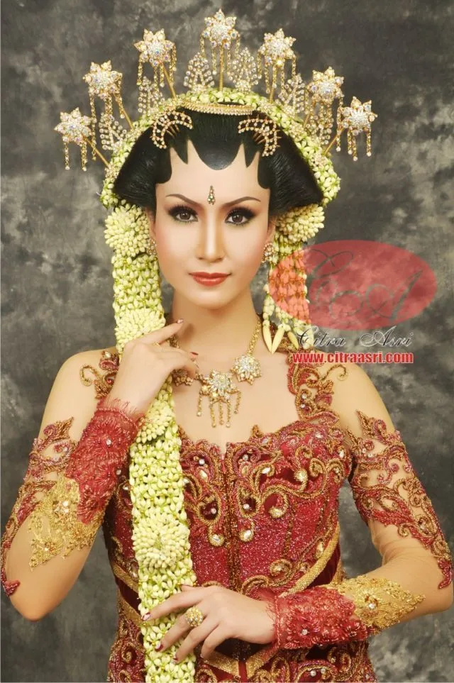 Meski Berat dan Bikin Pusing, 9 Mahkota Pengantin Adat ini Memang Bikin Anggun dan Elegan 12