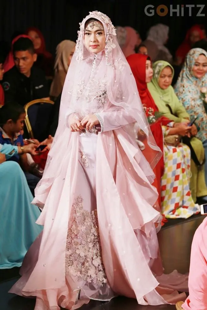 15 Inspirasi Gaun Pernikahan Syar'i Simple tapi Elegan 16