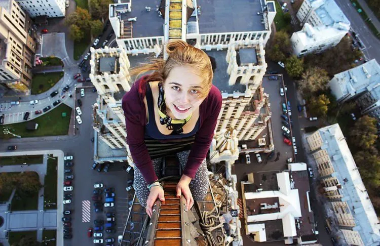 Angela Nikolau, Cewek Penantang Maut yang Hobi Selfie di Gedung Pencakar Langit! Serem Deh Liatnya 25
