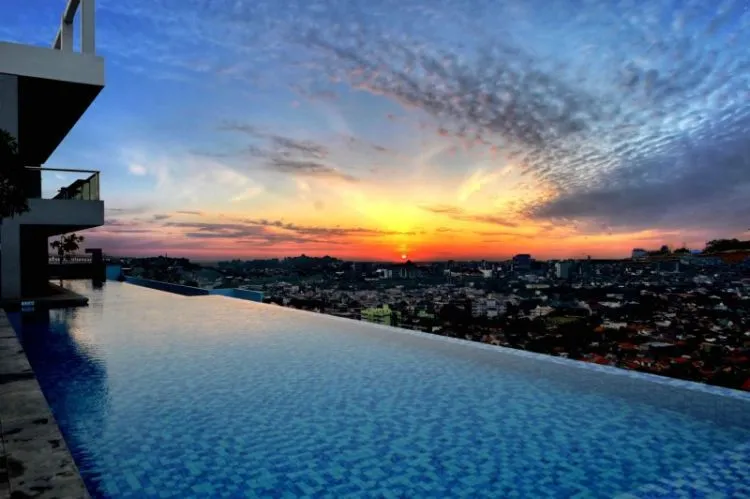 10 Kolam Renang Infinity dengan Pemandangan Terbaik. Nikmati Bersama Pasangan Tambah Asik! 13