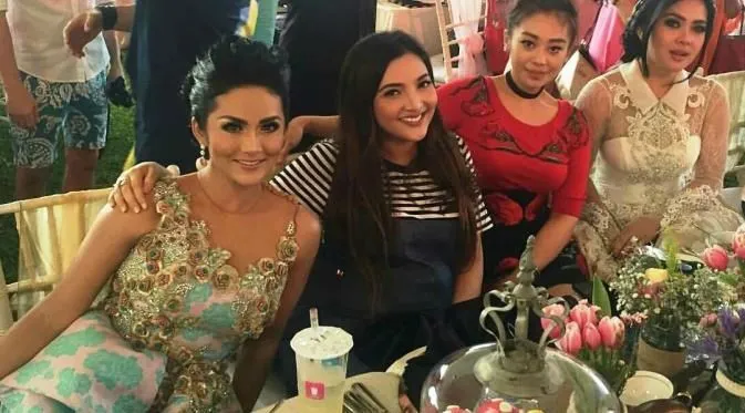 Para Selebriti Ini Membuktikan Kalau Akrab Sama Mantan Itu Hal yang Memungkinkan, Kenapa Kamu Tidak? 10
