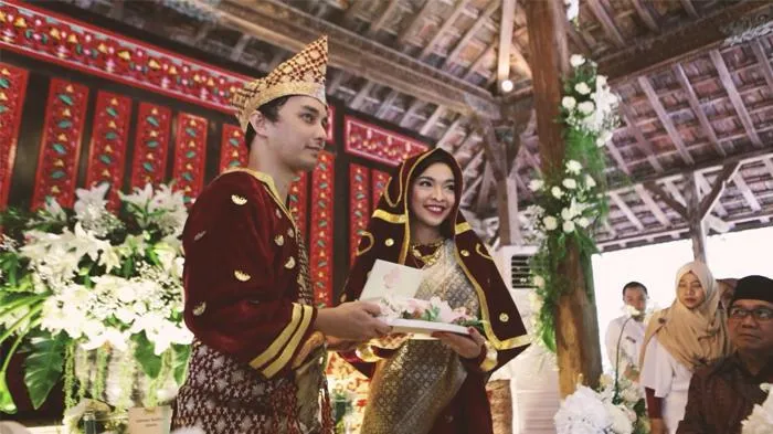 Dimas Aditya dan Tika Bravani Resmi Menikah, Intip Yuk Pesta Nikah Adat Minang Mereka yang Berkesan 7