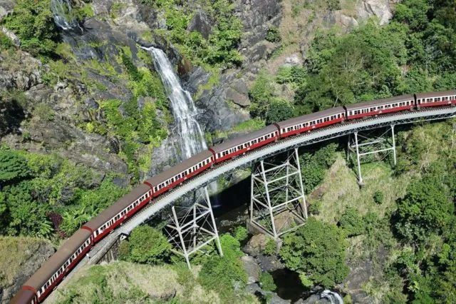 12 Jalur Kereta Paling Berbahaya Ini Bisa Bikin Adrenalinmu Terpacu. Tapi Keindahannya Bikin Candu! 13