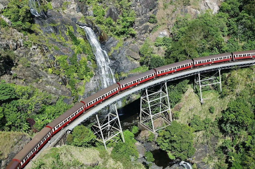 12 Jalur Kereta Paling Berbahaya Ini Bisa Bikin Adrenalinmu Terpacu. Tapi Keindahannya Bikin Candu!