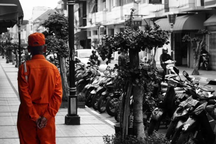 Tipe-tipe Tukang Parkir yang Ada di Indonesia. Kamu Pasti Hafal Banget Sama Tingkah Laku Mereka! 14