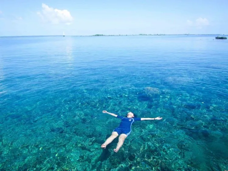 Buat Kamu yang Nggak Bisa Renang tapi Pengen Coba Sensasi Mengapung, Pantai Tureloto Jawabannya! 8