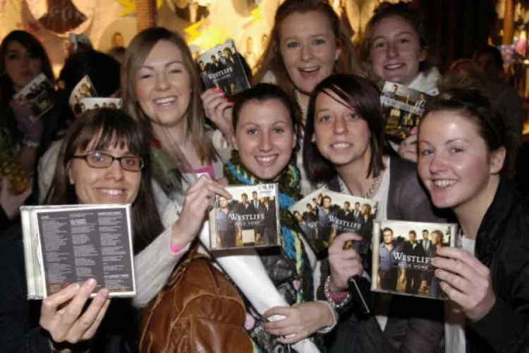 9 Polah Generasi 90-an Menggilai Westlife, Penggemar One Direction Kekinian Ngerasain Juga Nggak Ya? 12