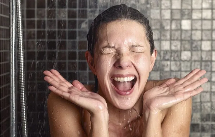 7 Keuntungan Kalau Kamu Rajin Mandi Pakai Air Dingin. Tenang, Nggak Bakal Masuk Angin 10