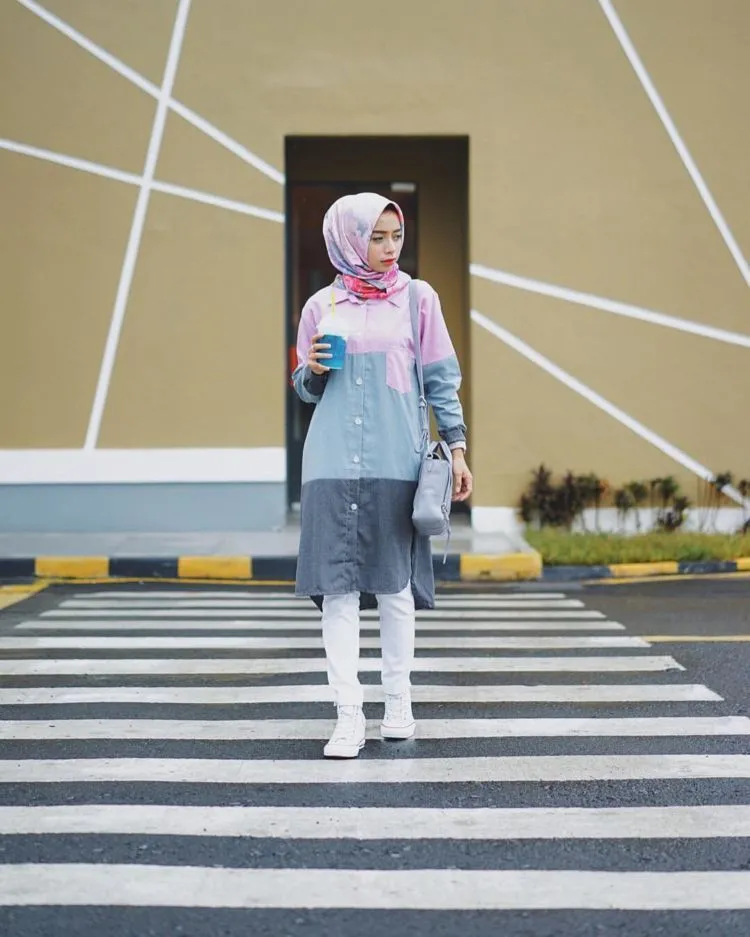 9 Pose Foto Candid Cewek Berhijab Kekinian 18