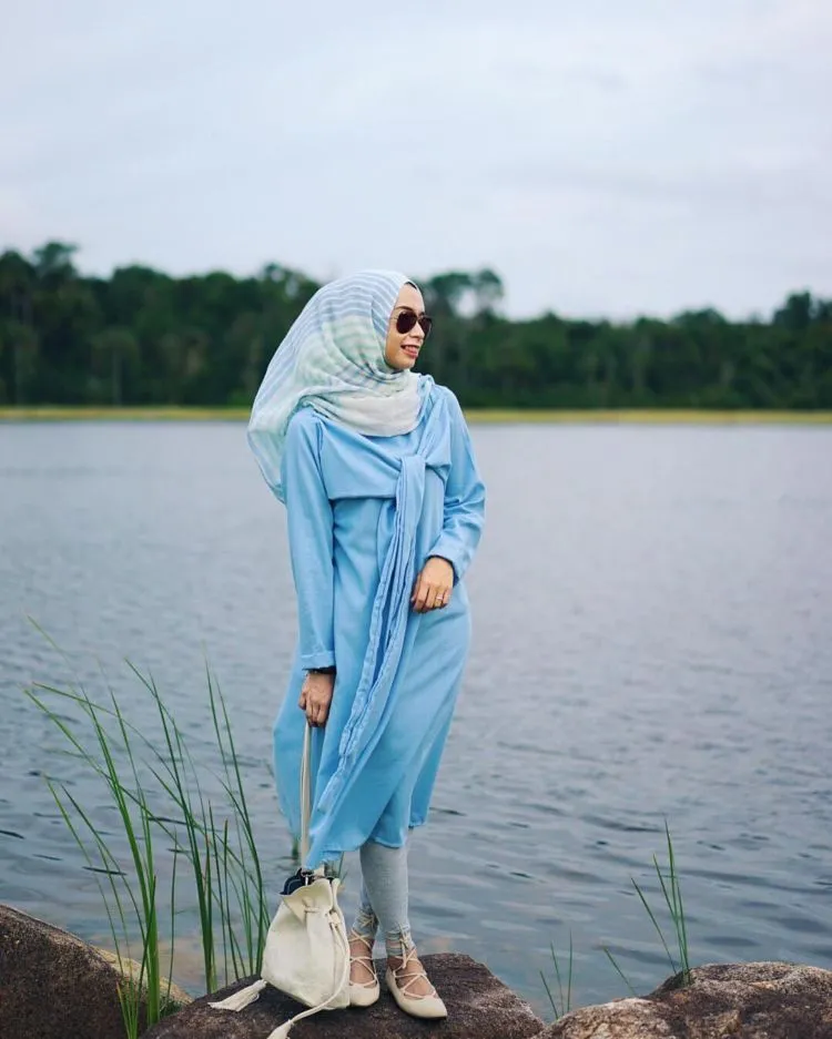 9 Pose Foto Candid Cewek Berhijab Kekinian 10