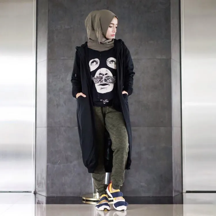 9 Pose Foto Candid Cewek Berhijab Kekinian 15
