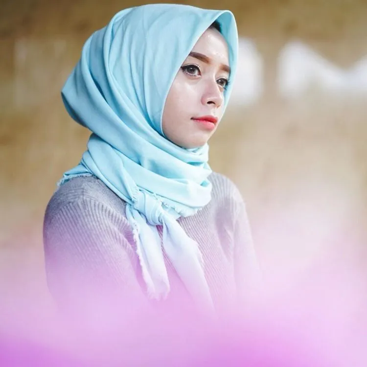 9 Pose Foto Candid Cewek Berhijab Kekinian 13