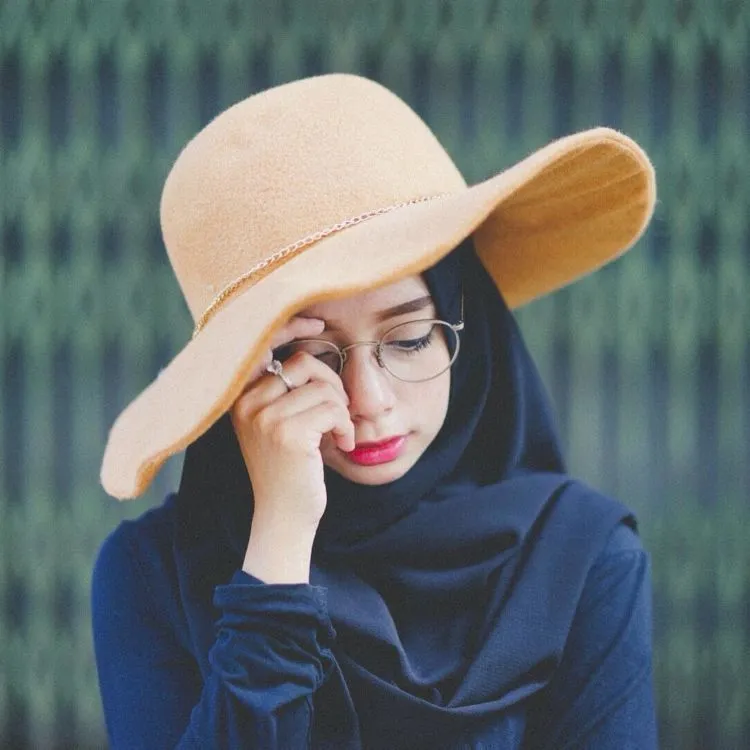 9 Pose Foto Candid Cewek Berhijab Kekinian 14