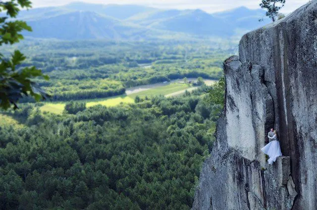 13 Foto Prewedding Ini Diambil dengan Menantang Bahaya. Cocok Buat Kamu yang Adrenaline Junkie! 16