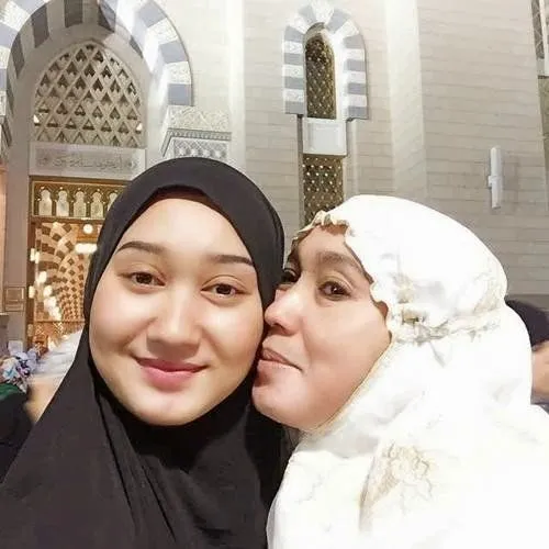 Seperti Apa Rupa 15 Seleb Ini dalam Kondisi Tanpa Make-Up? Mungkin Kamu Justru Makin Kesengsem 52