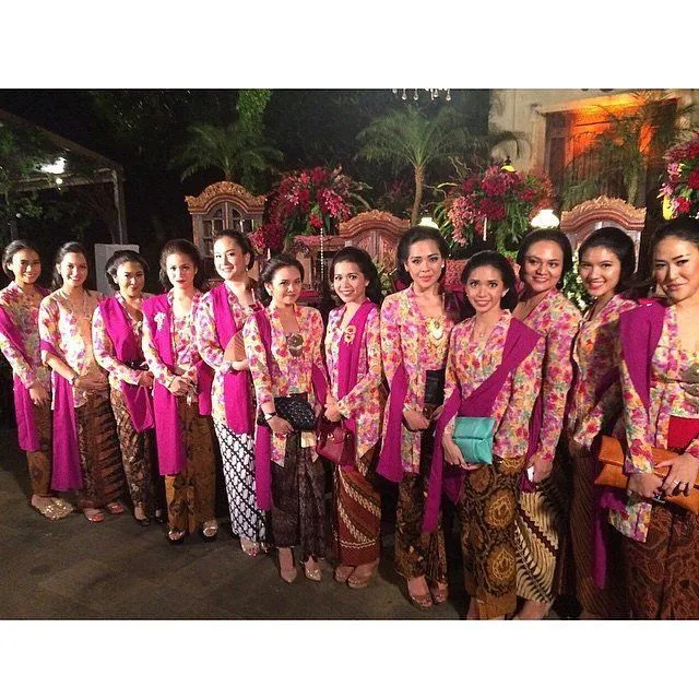 Lupakan Bridesmaid a la Barat, Dandani Sahabatmu dengan 9 Inspirasi Pager Ayu Jawa Ini di Pernikahanmu 12
