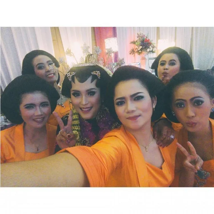 Lupakan Bridesmaid a la Barat, Dandani Sahabatmu dengan 9 Inspirasi Pager Ayu Jawa Ini di Pernikahanmu 14