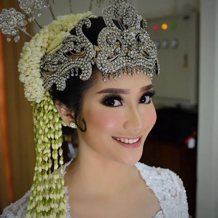 Jangan Ngaku Orang Pasundan Kalau Kamu Nggak Tahu Makna Di Balik Riasan Pengantin Sunda Siger 11