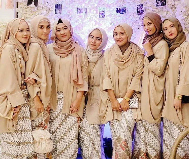 10 Inspirasi Gaun Kebaya Bridesmaid Berhijab. Sopan dan Jauh dari Kesan Berlebihan! 14