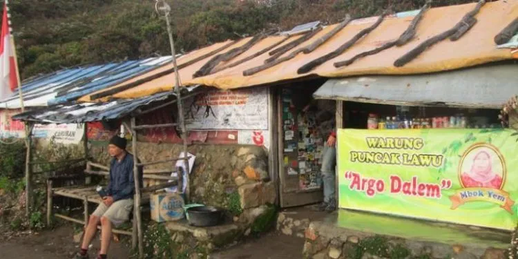 Warung Mbok Yem, Warung Tertinggi di Puncak Lawu 11