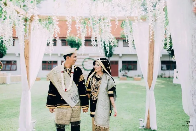 Dari Hati Terdalam Wanita, Kami Ingin Kamu Memakai Baju Seperti Ini di Pernikahan Kita, Mas 24