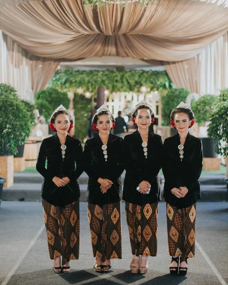 Lupakan Bridesmaid a la Barat, Dandani Sahabatmu dengan 9 Inspirasi Pager Ayu Jawa Ini di Pernikahanmu 18