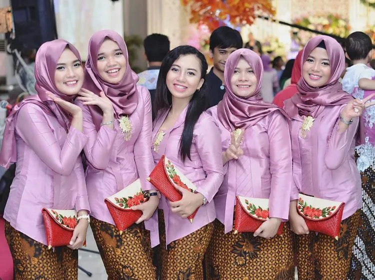 10 Inspirasi Gaun Kebaya Bridesmaid Berhijab. Sopan dan Jauh dari Kesan Berlebihan! 11