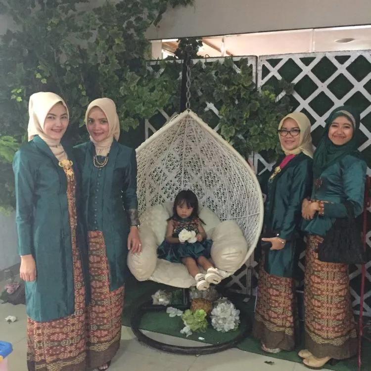 10 Inspirasi Gaun Kebaya Bridesmaid Berhijab. Sopan dan Jauh dari Kesan Berlebihan! 12