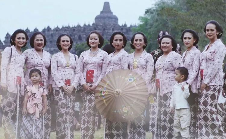 Lupakan Bridesmaid a la Barat, Dandani Sahabatmu dengan 9 Inspirasi Pager Ayu Jawa Ini di Pernikahanmu 10