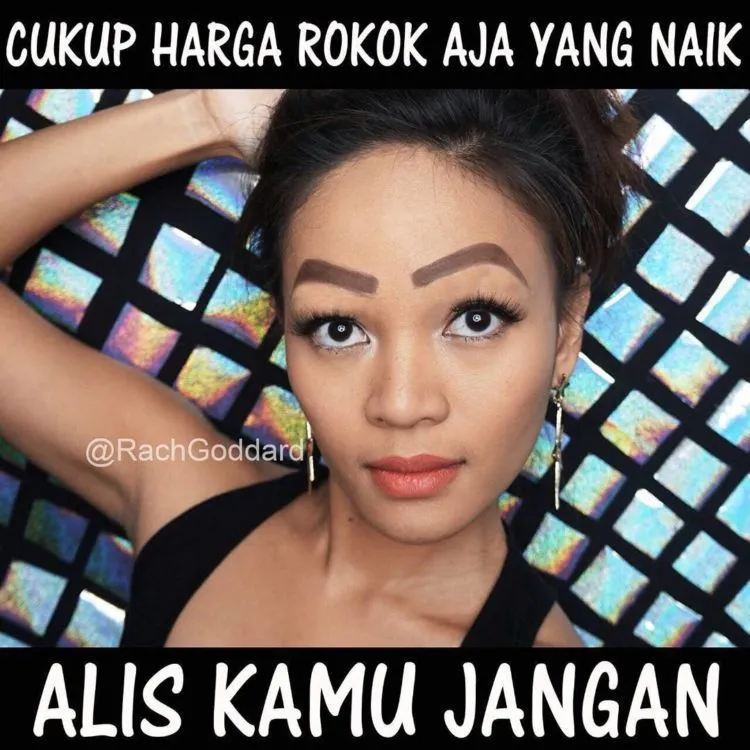 Yuk Menertawakan Makeup yang Morat Marit Bareng 10 Meme Rachel Goddard, Si Vlogger Cantik yang Kocak 27