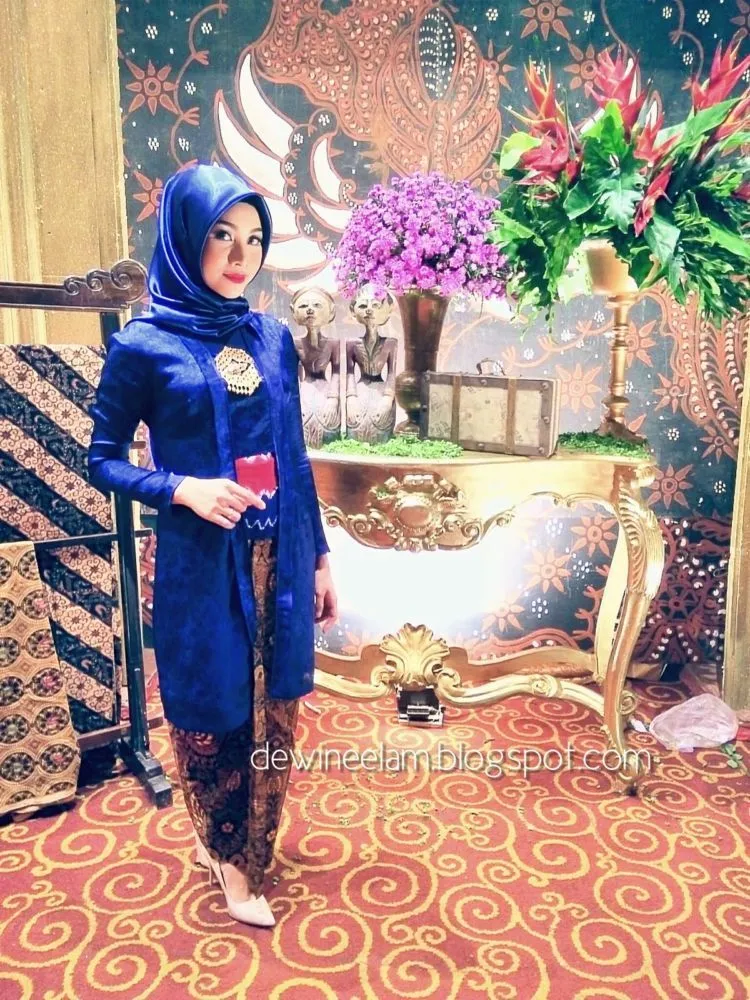 13 Inspirasi Kebaya Beludru yang Tak Hanya Membuatmu Cantik, Tapi Juga Elegan Maksimal 26